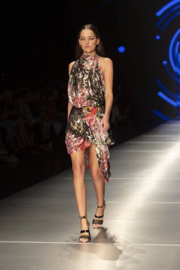 Manken Custo Barcelona moda Show Resort 2018 koleksiyonda Miami moda hafta 2017 Miami'de Buz Sarayı'nda 2 Haziran 2018 üzerinde sırasında pist yürür 