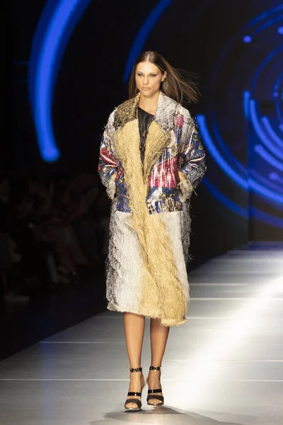 Manken Custo Barcelona moda Show Resort 2018 koleksiyonda Miami moda hafta 2017 Miami'de Buz Sarayı'nda 2 Haziran 2018 üzerinde sırasında pist yürür 