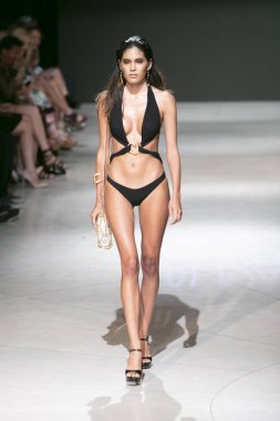 Manken Sauvage yaz koleksiyonu 2018 defile sırasında sanat kalpler moda yüzmek 2019 Miami Beach Faena Forum üzerinde 13 Temmuz 2018 için pist yürür