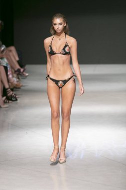 Manken Sauvage yaz koleksiyonu 2018 defile sırasında sanat kalpler moda yüzmek 2019 Miami Beach Faena Forum üzerinde 13 Temmuz 2018 için pist yürür