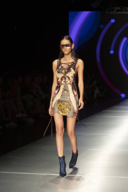 Manken Custo Barcelona moda Show Resort 2018 koleksiyonda Miami moda hafta 2017 Miami'de Buz Sarayı'nda 2 Haziran 2018 üzerinde sırasında pist yürür