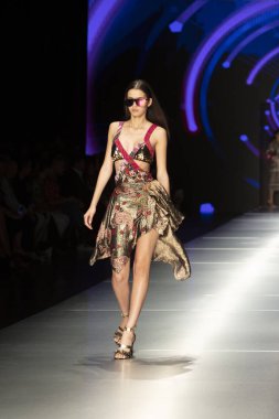 Manken Custo Barcelona moda Show Resort 2018 koleksiyonda Miami moda hafta 2017 Miami'de Buz Sarayı'nda 2 Haziran 2018 üzerinde sırasında pist yürür