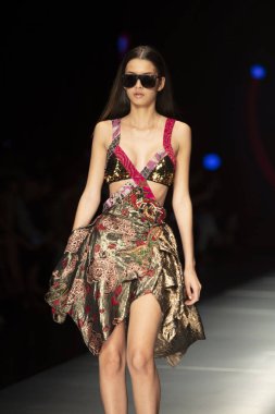 Manken Custo Barcelona moda Show Resort 2018 koleksiyonda Miami moda hafta 2017 Miami'de Buz Sarayı'nda 2 Haziran 2018 üzerinde sırasında pist yürür