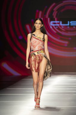 Manken Custo Barcelona moda Show Resort 2018 koleksiyonda Miami moda hafta 2017 Miami'de Buz Sarayı'nda 2 Haziran 2018 üzerinde sırasında pist yürür