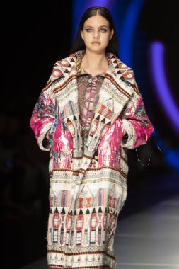 Manken Custo Barcelona moda Show Resort 2018 koleksiyonda Miami moda hafta 2017 Miami'de Buz Sarayı'nda 2 Haziran 2018 üzerinde sırasında pist yürür