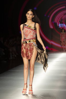 Manken Custo Barcelona moda Show Resort 2018 koleksiyonda Miami moda hafta 2017 Miami'de Buz Sarayı'nda 2 Haziran 2018 üzerinde sırasında pist yürür