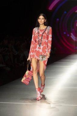 Manken Custo Barcelona moda Show Resort 2018 koleksiyonda Miami moda hafta 2017 Miami'de Buz Sarayı'nda 2 Haziran 2018 üzerinde sırasında pist yürür