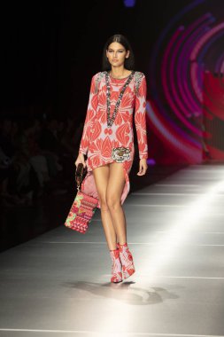 Manken Custo Barcelona moda Show Resort 2018 koleksiyonda Miami moda hafta 2017 Miami'de Buz Sarayı'nda 2 Haziran 2018 üzerinde sırasında pist yürür