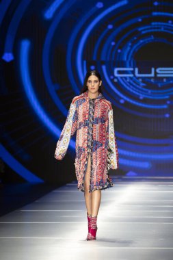Manken Custo Barcelona moda Show Resort 2018 koleksiyonda Miami moda hafta 2017 Miami'de Buz Sarayı'nda 2 Haziran 2018 üzerinde sırasında pist yürür