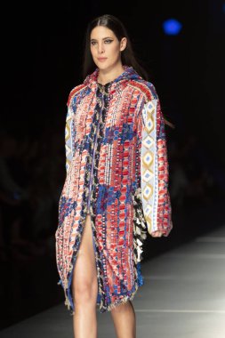 Manken Custo Barcelona moda Show Resort 2018 koleksiyonda Miami moda hafta 2017 Miami'de Buz Sarayı'nda 2 Haziran 2018 üzerinde sırasında pist yürür