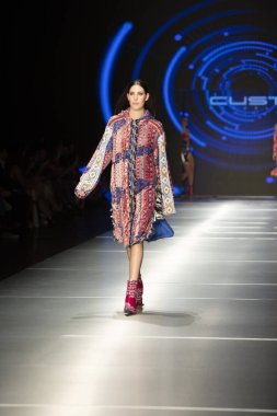 Manken Custo Barcelona moda Show Resort 2018 koleksiyonda Miami moda hafta 2017 Miami'de Buz Sarayı'nda 2 Haziran 2018 üzerinde sırasında pist yürür
