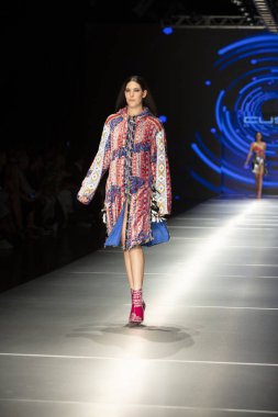 Manken Custo Barcelona moda Show Resort 2018 koleksiyonda Miami moda hafta 2017 Miami'de Buz Sarayı'nda 2 Haziran 2018 üzerinde sırasında pist yürür