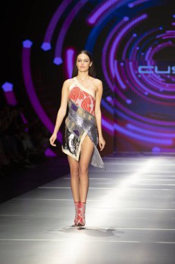 Manken Custo Barcelona moda Show Resort 2018 koleksiyonda Miami moda hafta 2017 Miami'de Buz Sarayı'nda 2 Haziran 2018 üzerinde sırasında pist yürür