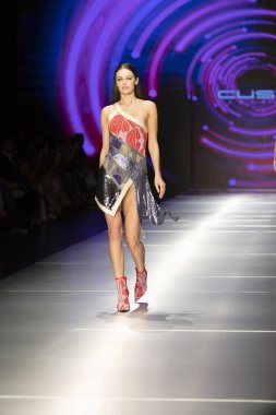 Manken Custo Barcelona moda Show Resort 2018 koleksiyonda Miami moda hafta 2017 Miami'de Buz Sarayı'nda 2 Haziran 2018 üzerinde sırasında pist yürür