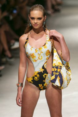 Manken Sauvage yaz koleksiyonu 2018 defile sırasında sanat kalpler moda yüzmek 2019 Miami Beach Faena Forum üzerinde 13 Temmuz 2018 için pist yürür 