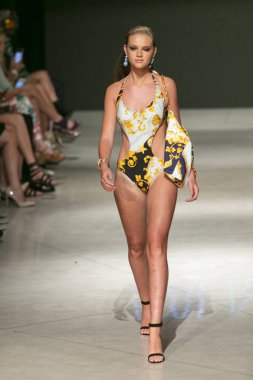 Manken Sauvage yaz koleksiyonu 2018 defile sırasında sanat kalpler moda yüzmek 2019 Miami Beach Faena Forum üzerinde 13 Temmuz 2018 için pist yürür 