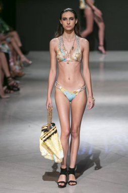 Manken Sauvage yaz koleksiyonu 2018 defile sırasında sanat kalpler moda yüzmek 2019 Miami Beach Faena Forum üzerinde 13 Temmuz 2018 için pist yürür 