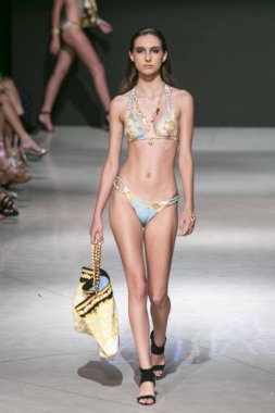 Manken Sauvage yaz koleksiyonu 2018 defile sırasında sanat kalpler moda yüzmek 2019 Miami Beach Faena Forum üzerinde 13 Temmuz 2018 için pist yürür 