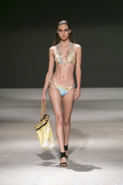 Manken Sauvage yaz koleksiyonu 2018 defile sırasında sanat kalpler moda yüzmek 2019 Miami Beach Faena Forum üzerinde 13 Temmuz 2018 için pist yürür 