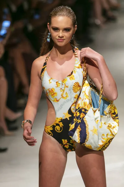 Una Modelo Camina Por Pasarela Colección Sauvage Summer 2018 Desfile — Foto de Stock