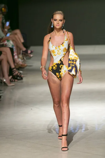 Una Modelo Camina Por Pasarela Colección Sauvage Summer 2018 Desfile —  Fotos de Stock