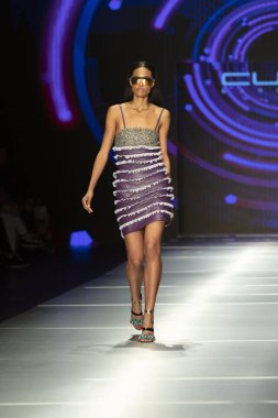 Manken Custo Barcelona moda Show Resort 2018 koleksiyonda Miami moda hafta 2017 Miami'de Buz Sarayı'nda 2 Haziran 2018 üzerinde sırasında pist yürür