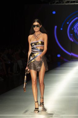 Manken Custo Barcelona moda Show Resort 2018 koleksiyonda Miami moda hafta 2017 Miami'de Buz Sarayı'nda 2 Haziran 2018 üzerinde sırasında pist yürür