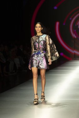 Manken Custo Barcelona moda Show Resort 2018 koleksiyonda Miami moda hafta 2017 Miami'de Buz Sarayı'nda 2 Haziran 2018 üzerinde sırasında pist yürür