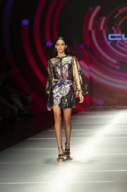 Manken Custo Barcelona moda Show Resort 2018 koleksiyonda Miami moda hafta 2017 Miami'de Buz Sarayı'nda 2 Haziran 2018 üzerinde sırasında pist yürür