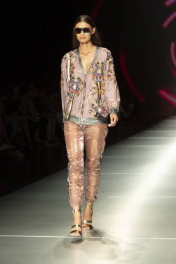 Manken Custo Barcelona moda Show Resort 2018 koleksiyonda Miami moda hafta 2017 Miami'de Buz Sarayı'nda 2 Haziran 2018 üzerinde sırasında pist yürür
