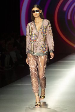 Manken Custo Barcelona moda Show Resort 2018 koleksiyonda Miami moda hafta 2017 Miami'de Buz Sarayı'nda 2 Haziran 2018 üzerinde sırasında pist yürür