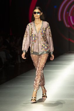 Manken Custo Barcelona moda Show Resort 2018 koleksiyonda Miami moda hafta 2017 Miami'de Buz Sarayı'nda 2 Haziran 2018 üzerinde sırasında pist yürür