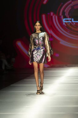 Manken Custo Barcelona moda Show Resort 2018 koleksiyonda Miami moda hafta 2017 Miami'de Buz Sarayı'nda 2 Haziran 2018 üzerinde sırasında pist yürür