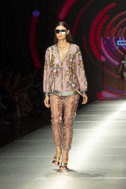 Manken Custo Barcelona moda Show Resort 2018 koleksiyonda Miami moda hafta 2017 Miami'de Buz Sarayı'nda 2 Haziran 2018 üzerinde sırasında pist yürür