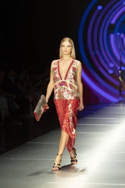 Manken Custo Barcelona moda Show Resort 2018 koleksiyonda Miami moda hafta 2017 Miami'de Buz Sarayı'nda 2 Haziran 2018 üzerinde sırasında pist yürür