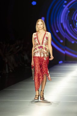 Manken Custo Barcelona moda Show Resort 2018 koleksiyonda Miami moda hafta 2017 Miami'de Buz Sarayı'nda 2 Haziran 2018 üzerinde sırasında pist yürür