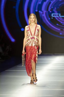 Manken Custo Barcelona moda Show Resort 2018 koleksiyonda Miami moda hafta 2017 Miami'de Buz Sarayı'nda 2 Haziran 2018 üzerinde sırasında pist yürür