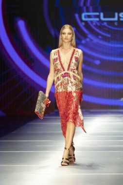 Manken Custo Barcelona moda Show Resort 2018 koleksiyonda Miami moda hafta 2017 Miami'de Buz Sarayı'nda 2 Haziran 2018 üzerinde sırasında pist yürür