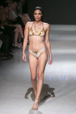 Manken Sauvage yaz koleksiyonu 2018 defile sırasında sanat kalpler moda yüzmek 2019 Miami Beach Faena Forum üzerinde 13 Temmuz 2018 için pist yürür