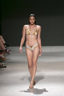 Manken Sauvage yaz koleksiyonu 2018 defile sırasında sanat kalpler moda yüzmek 2019 Miami Beach Faena Forum üzerinde 13 Temmuz 2018 için pist yürür