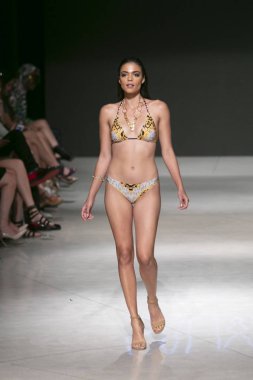 Manken Sauvage yaz koleksiyonu 2018 defile sırasında sanat kalpler moda yüzmek 2019 Miami Beach Faena Forum üzerinde 13 Temmuz 2018 için pist yürür