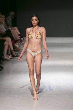 Manken Sauvage yaz koleksiyonu 2018 defile sırasında sanat kalpler moda yüzmek 2019 Miami Beach Faena Forum üzerinde 13 Temmuz 2018 için pist yürür