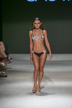 Manken Sauvage yaz koleksiyonu 2018 defile sırasında sanat kalpler moda yüzmek 2019 Miami Beach Faena Forum üzerinde 13 Temmuz 2018 için pist yürür