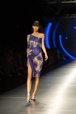 Manken Custo Barcelona moda Show Resort 2018 koleksiyonda Miami moda hafta 2017 Miami'de Buz Sarayı'nda 2 Haziran 2018 üzerinde sırasında pist yürür