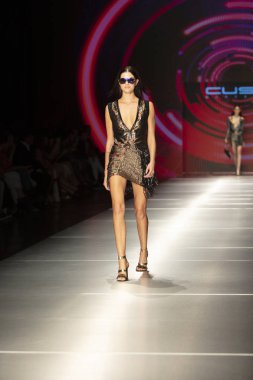 Manken Custo Barcelona moda Show Resort 2018 koleksiyonda Miami moda hafta 2017 Miami'de Buz Sarayı'nda 2 Haziran 2018 üzerinde sırasında pist yürür
