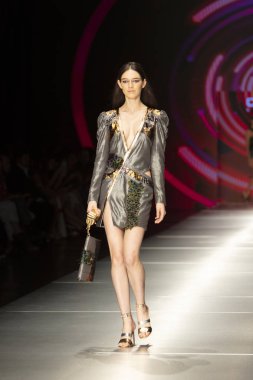 Manken Custo Barcelona moda Show Resort 2018 koleksiyonda Miami moda hafta 2017 Miami'de Buz Sarayı'nda 2 Haziran 2018 üzerinde sırasında pist yürür