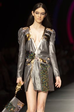 Manken Custo Barcelona moda Show Resort 2018 koleksiyonda Miami moda hafta 2017 Miami'de Buz Sarayı'nda 2 Haziran 2018 üzerinde sırasında pist yürür