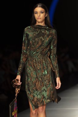 Manken Custo Barcelona moda Show Resort 2018 koleksiyonda Miami moda hafta 2017 Miami'de Buz Sarayı'nda 2 Haziran 2018 üzerinde sırasında pist yürür