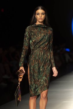 Manken Custo Barcelona moda Show Resort 2018 koleksiyonda Miami moda hafta 2017 Miami'de Buz Sarayı'nda 2 Haziran 2018 üzerinde sırasında pist yürür