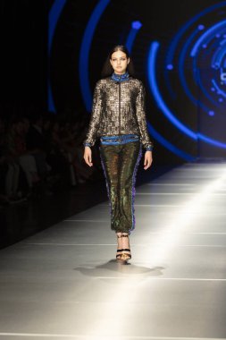 Manken Custo Barcelona moda Show Resort 2018 koleksiyonda Miami moda hafta 2017 Miami'de Buz Sarayı'nda 2 Haziran 2018 üzerinde sırasında pist yürür